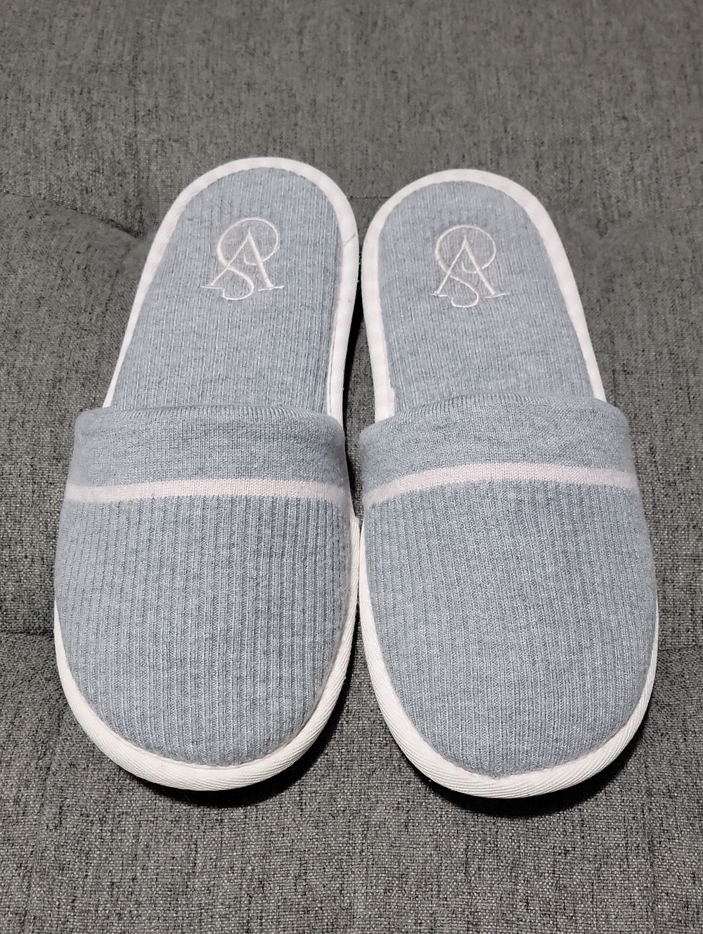 VTG 2016 Victoria's Secret Light Grey Ribbed Knit VS Logo Slippers M 7-8 New